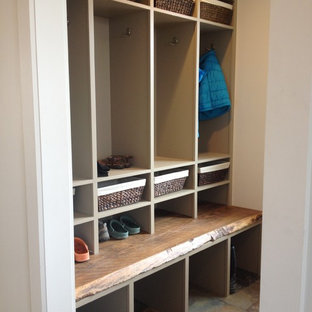 バーリントンの小さいトランジショナルスタイルのおしゃれなマッドルーム (ベージュの壁、スレートの床) の写真