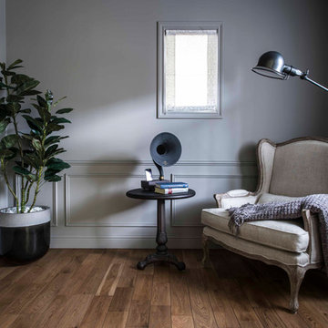 急勾配の切り妻屋根とサイディングのアーリーアメリカンスタイルの家