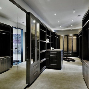 Idée de décoration pour une très grande maison minimaliste.