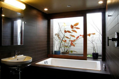Design ideas for a midcentury bathroom in Portland.