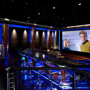 Exemple d'une très grande salle de cinéma moderne fermée avec un sol noir, un mur gris, un sol en carrelage de céramique et un écran de projection.