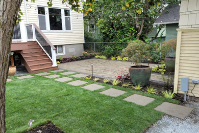 Diseño de jardín actual de tamaño medio en patio trasero con exposición parcial al sol y adoquines de hormigón