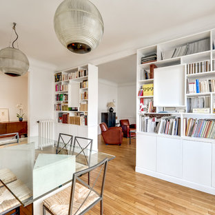 パリの中サイズのコンテンポラリースタイルのLDKの画像 (淡色無垢フローリング、暖炉なし、白い壁)