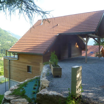 Maison bois dans la pente