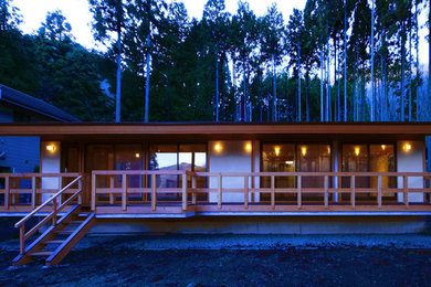 Diseño de fachada de casa minimalista de una planta con revestimiento de estuco y tejado de metal