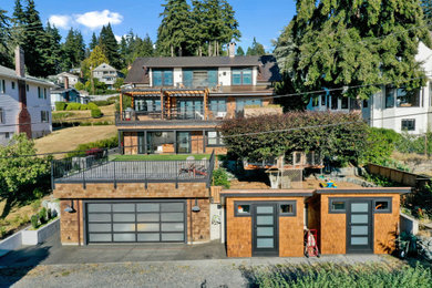 Diseño de fachada de casa multicolor y marrón de estilo americano grande de tres plantas con revestimiento de estuco, tejado a dos aguas, tejado de metal y teja