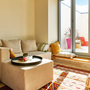Salon, cuisine avec vue sur cour