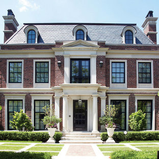 トロントのトラディショナルスタイルのおしゃれな家の外観 (レンガサイディング、寄棟屋根) の写真