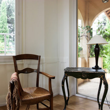 Création d’une cuisine blanche contemporaine, chaleureuse et éclectique
