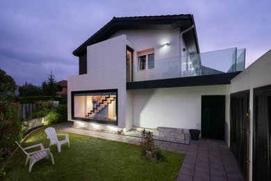Foto de fachada de casa pareada blanca actual