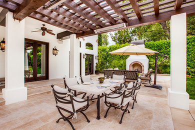 Example of an eclectic patio design in Los Angeles