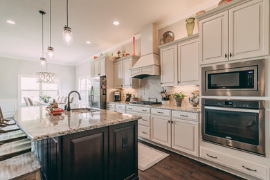 Transitional kitchen photo in Nashville