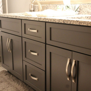 Starmark Guest Bath in Maple Bridgeport Peppercorn