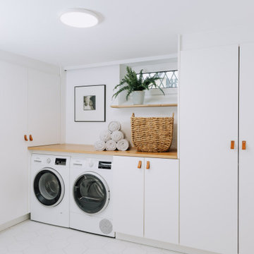 Möbel für Waschküche inklusive Verblendung von Versorgungsleitungen