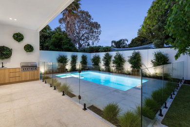 Imagen de piscina natural moderna en patio trasero
