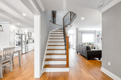 Example of a classic kitchen design in Toronto