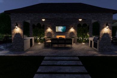 Diseño de patio mediterráneo grande en patio trasero con chimenea, adoquines de piedra natural y cenador