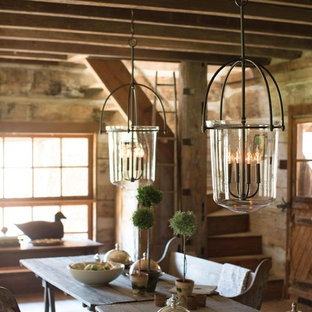 クリーブランドの中サイズのカントリー風 LDKの画像 (ベージュの壁、無垢フローリング、暖炉なし、茶色い床)