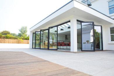 This is an example of a modern sunroom in London.