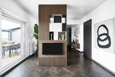 Immagine di un soggiorno minimal di medie dimensioni e aperto con pareti bianche, pavimento in legno verniciato, TV a parete, pavimento marrone e soffitto ribassato