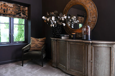 Ejemplo de habitación de invitados ecléctica de tamaño medio con paredes marrones, moqueta y suelo beige