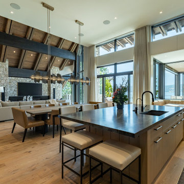 Prominent Lakeside Retreat