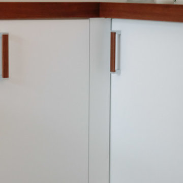 Arbeitszimmer Nussbaum, Linoleum und Lack