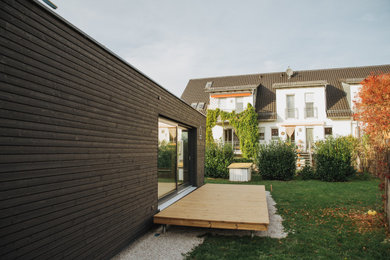 Moderne Terrasse hinter dem Haus in München
