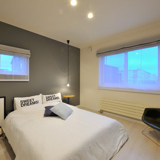 札幌のモダンスタイルのおしゃれな寝室 (マルチカラーの壁、塗装フローリング、ベージュの床) のレイアウト