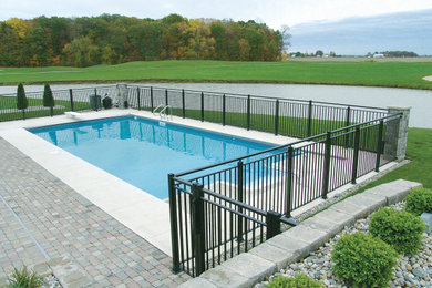 Diseño de piscina en patio trasero con privacidad