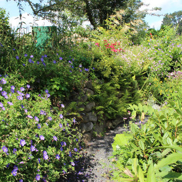 Ländlicher Garten mit kleinem Teichbecken