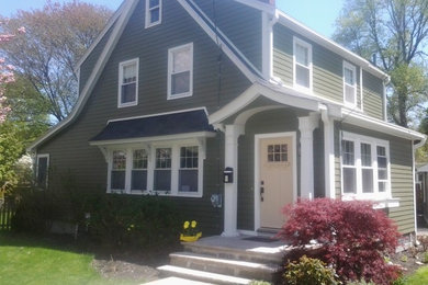 ボストンにあるミッドセンチュリースタイルのおしゃれな家の外観の写真