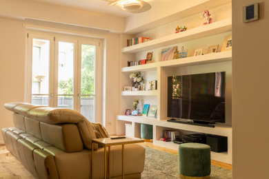 Immagine di un soggiorno contemporaneo aperto con libreria, pareti bianche, parquet chiaro e parete attrezzata