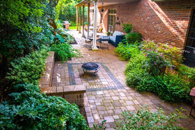 Design ideas for a traditional patio in Houston.