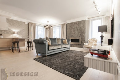 Свежая идея для дизайна: гостиная комната в классическом стиле с светлым паркетным полом, горизонтальным камином, телевизором на стене и белым полом - отличное фото интерьера