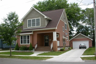 Inspiration for a mid-sized craftsman brown two-story vinyl exterior home remodel in Milwaukee