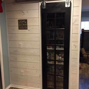 Неиссякаемый источник вдохновения для домашнего уюта: кухня в классическом стиле с кладовкой, накладной раковиной, коричневыми фасадами, столешницей из гранита, белым фартуком, фартуком из цементной плитки, техникой из нержавеющей стали, полом из винила, островом и розовым полом