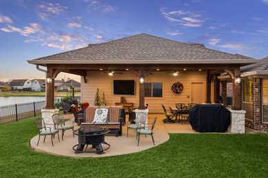 Example of a classic patio design in Houston