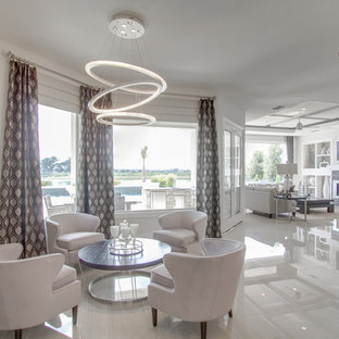 ヒューストンの小さいコンテンポラリースタイルのLDKの画像 (白い壁、トラバーチンの床、暖炉なし)