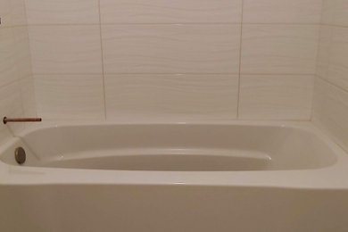 Imagen de cuarto de baño moderno de tamaño medio con baldosas y/o azulejos blancos, baldosas y/o azulejos de cerámica, suelo de baldosas de cerámica y suelo gris