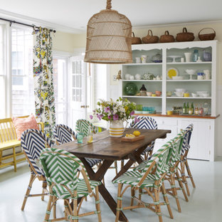 Mittelgroße Maritime Wohnküche mit gebeiztem Holzboden, grauem Boden und gelber Wandfarbe in Portland Maine