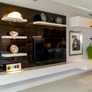 Idéer för att renovera ett stort funkis allrum med öppen planlösning, med vita väggar, marmorgolv, en inbyggd mediavägg och beiget golv