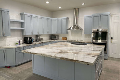 Kitchen - transitional kitchen idea in Las Vegas