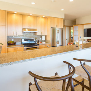 Выдающиеся фото от архитекторов и дизайнеров интерьера: маленькая параллельная кухня в восточном стиле с обеденным столом, двойной раковиной, плоскими фасадами, светлыми деревянными фасадами, столешницей из гранита, разноцветным фартуком, техникой из нержавеющей стали, полом из бамбука и островом