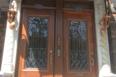 Example of a classic entryway design in Montreal