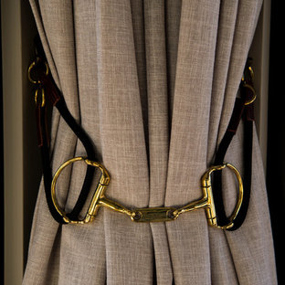 セントラルコーストの中サイズのラスティックスタイルのLDKの画像 (ベージュの壁、濃色無垢フローリング、茶色い床)