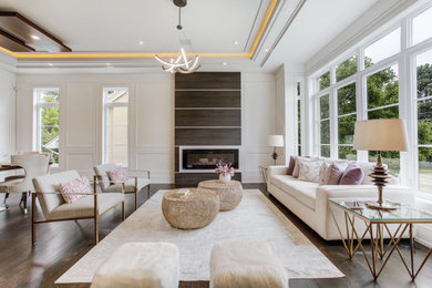 Living room photo in Toronto
