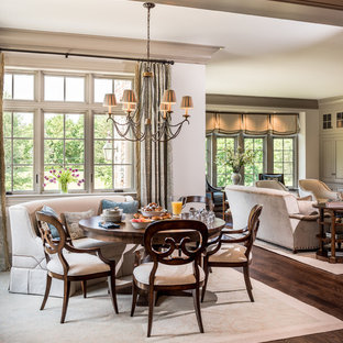 ウィルミントンの広いトラディショナルスタイルのLDKの画像 (ベージュの壁、濃色無垢フローリング、暖炉なし、茶色い床)