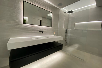 デヴォンにあるコンテンポラリースタイルのおしゃれな浴室の写真