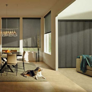 Cette photo montre une salle à manger chic avec un mur beige, un sol en calcaire et aucune cheminée.